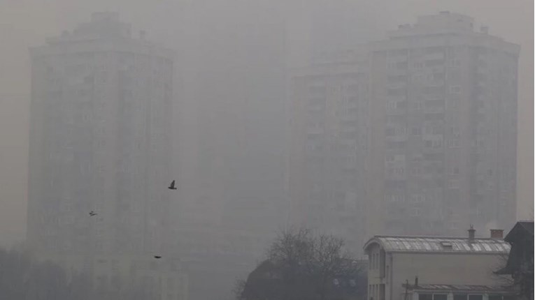 Zrak u Sarajevu i Beogradu jako opasan, ljude upozorili da ne izlaze iz domova